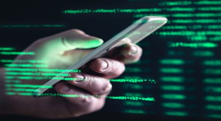 Alertan por hackeos a teléfonos Iphone y Android