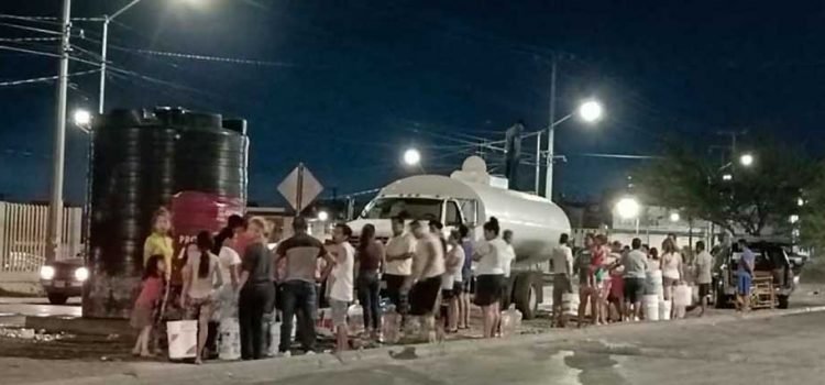 Secuestran personas armadas una pipa de agua en Monterrey Secuestran personas armadas una pipa de agua en Monterrey