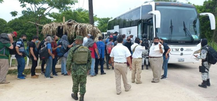 Aseguran 180 migrantes al sur de Veracruz
