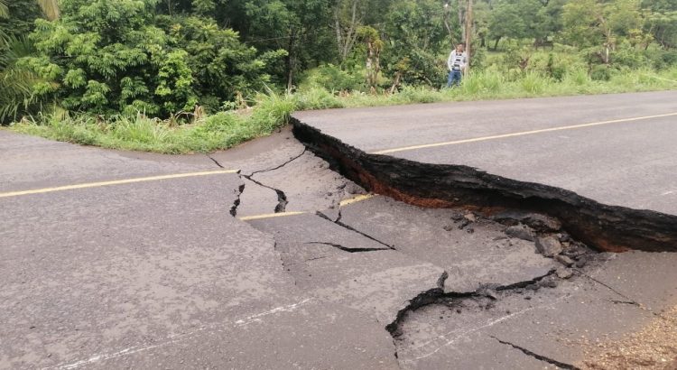 Fuertes lluvias provocaron el colapso de una carretera en Veracruz