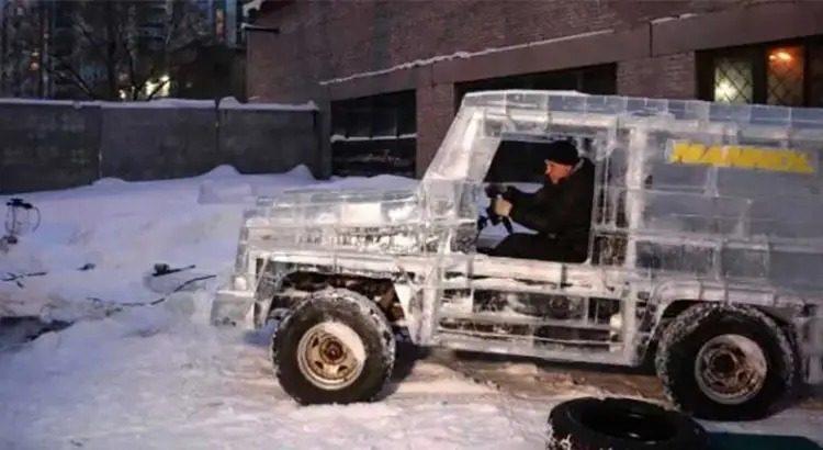 Construyó un auto con bloques de hielo