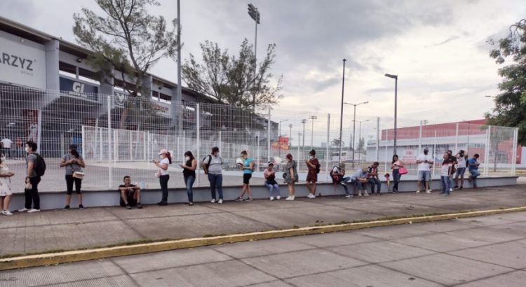 Hacen fila por horas para comprar boletos de Daddy Yankee en Veracruz