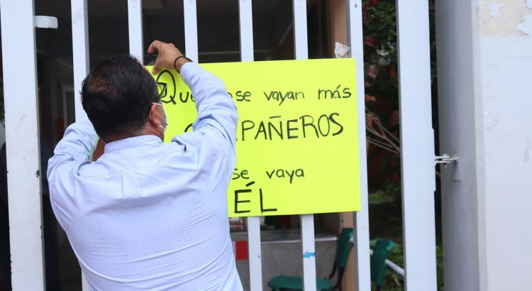 Protestan docentes en preparatoria “Veracruz” para exigir destitución del Director