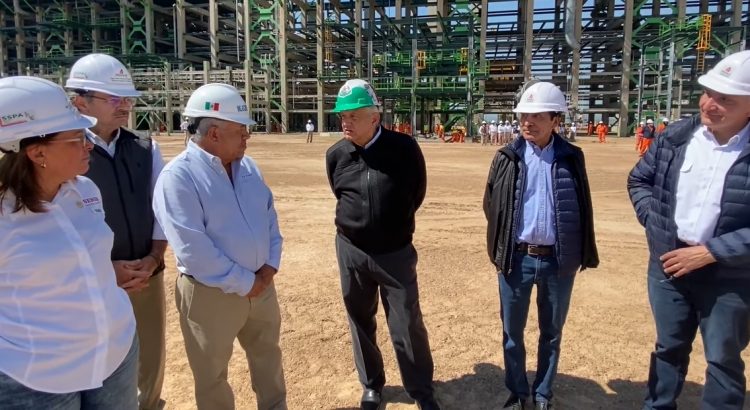 AMLO anuncia construcción de 2 plantas de licuefacción en Tamaulipas y Veracruz