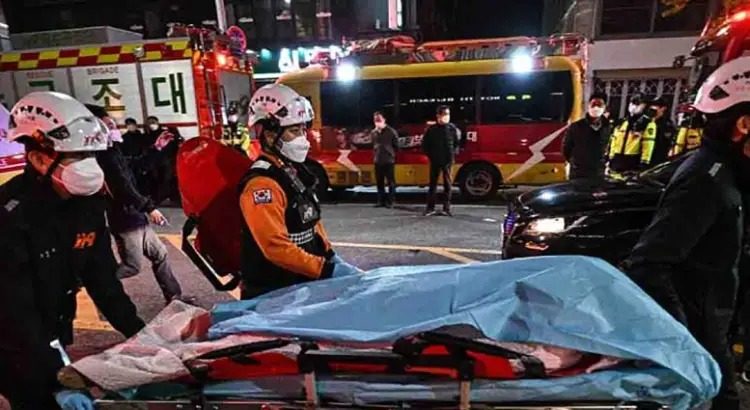 Suman 120 muertos y 100 heridos tras estampida en Seúl