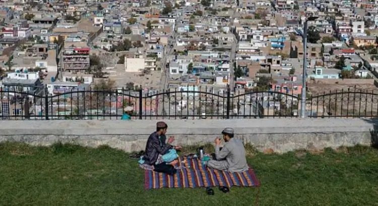Prohíben Talibanes a las mujeres visitar parques en Kabul