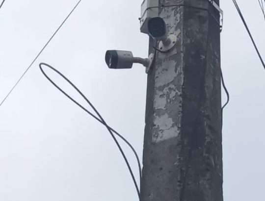 Se cuelgan de los postes de CFE en Xalapa para conectar cámaras