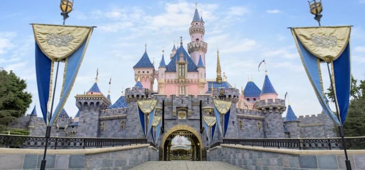 Regaló vacaciones a Disneylandia a miles de sus empleados