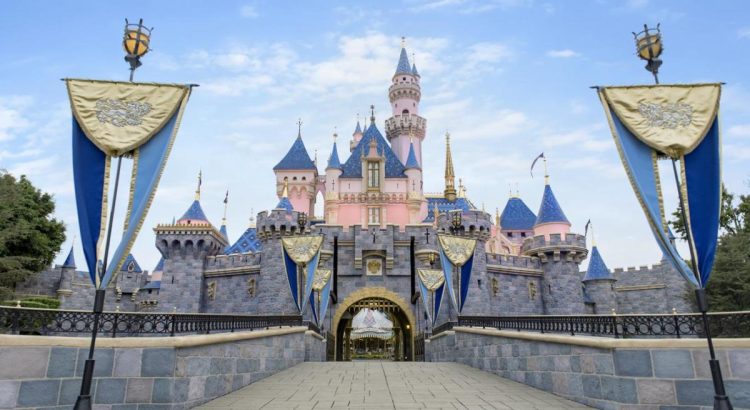 Regaló vacaciones a Disneylandia a miles de sus empleados