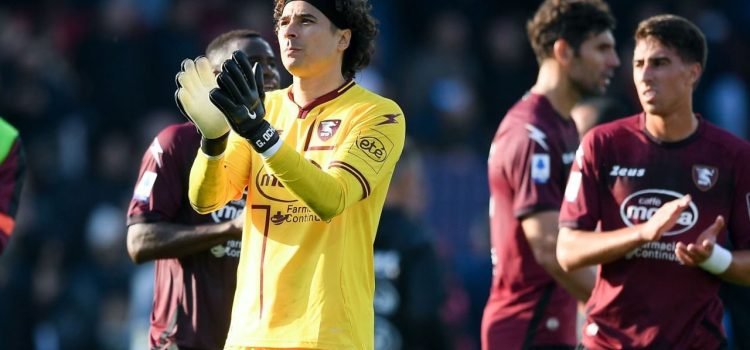 Guillermo Ochoa dió doble atajada en su debut con Salernitana