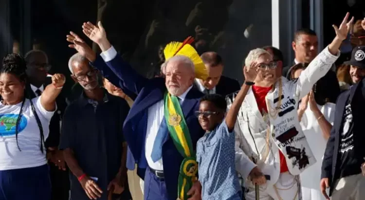 Promete Lula reconstruir Brasil