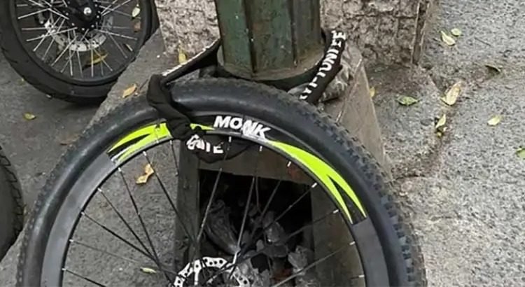Amarró su bici a un poste para que no se la robaran