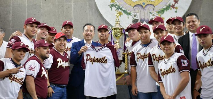 Gobierno de Veracruz entrega trofeo al equipo Voladores de Papantla