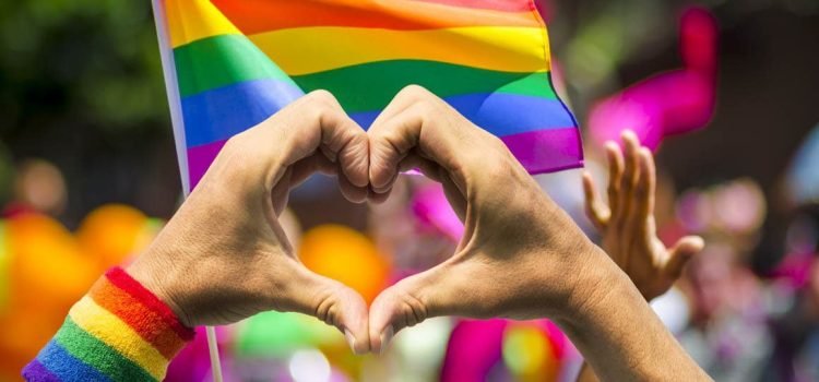 Comunidad LGBTI+ de Veracruz buscan adopción legal