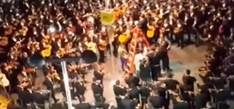 Contrató a todos los mariachis de Garibaldi
