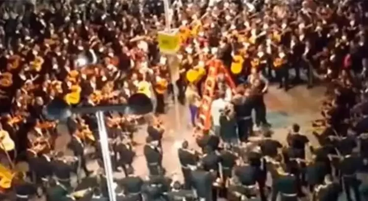 Contrató a todos los mariachis de Garibaldi