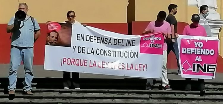 Protesta en Xalapa en defensa del INE y la Constitución