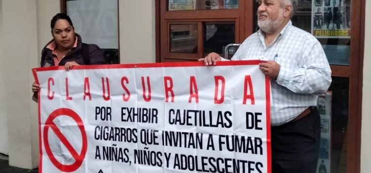 Clausuran de manera simbólica tiendas Oxxo en Xalapa por no respetar ley para control de tabaco