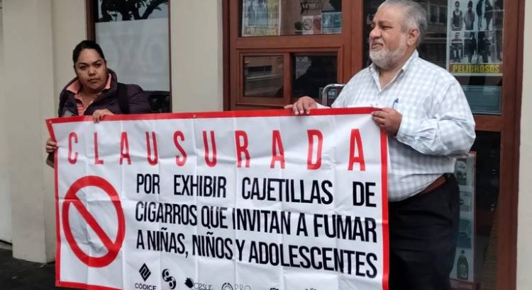 Clausuran de manera simbólica tiendas Oxxo en Xalapa por no respetar ley para control de tabaco
