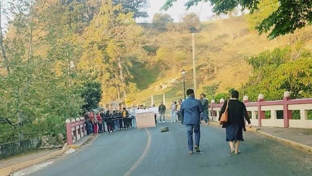 Realizan bloqueo de la entrada de Naolinco para exigir aula en el jardín de niños