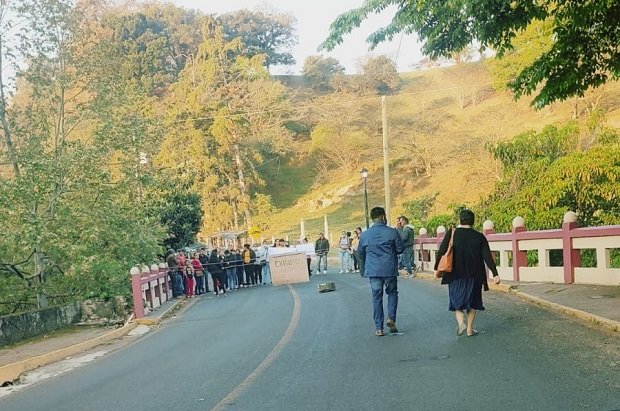 Realizan bloqueo de la entrada de Naolinco para exigir aula en el jardín de niños