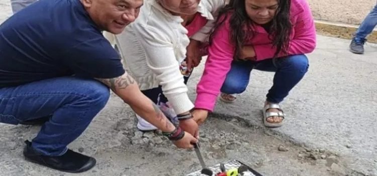 Con pastel le celebran su “cumple” a un bache