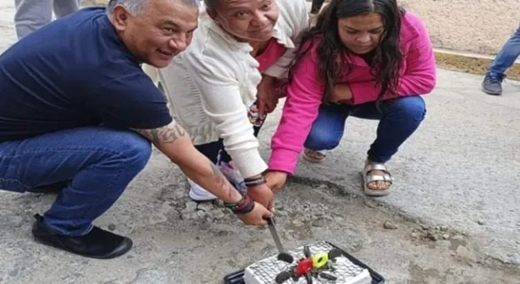 Con pastel le celebran su “cumple” a un bache