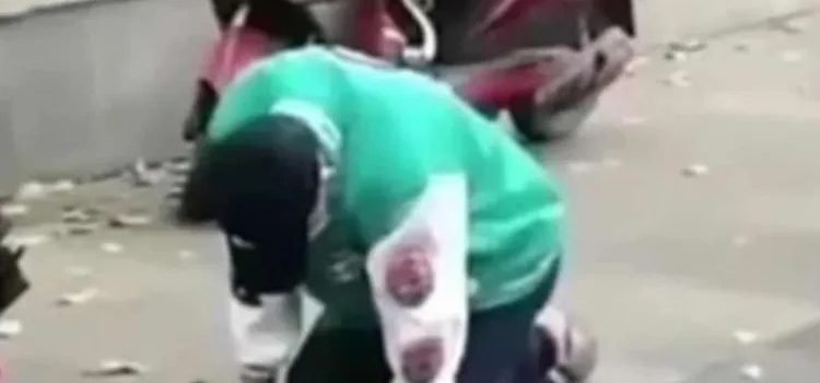 Arrodillado por 21 horas, pidió perdón a su ex