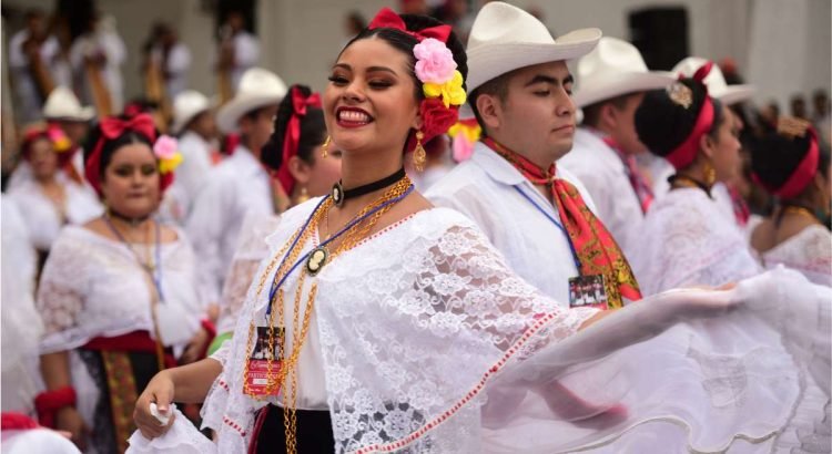Se reunen más de 2 mil participantes en Xalapa para bailar La Bamba
