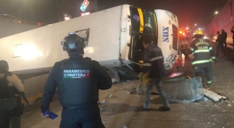Se vuelca autobús de SUX en Xalapa; el chofer resultó lesionado