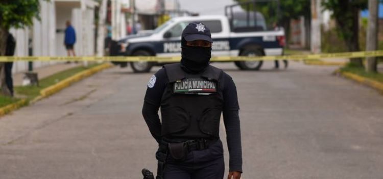 Detienen a dos hombres por robo y posesión de droga