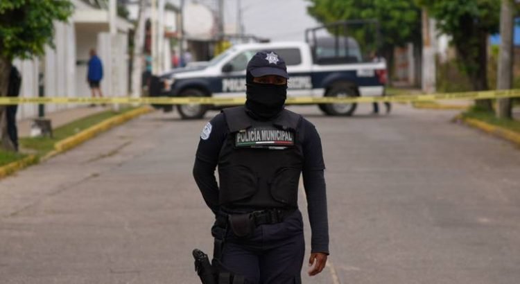 Detienen a dos hombres por robo y posesión de droga