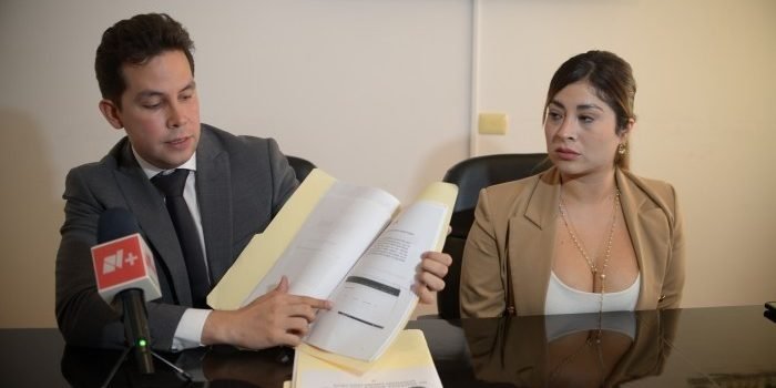 Casi muere tras una lipoescultura; denuncia al doctor que la operó