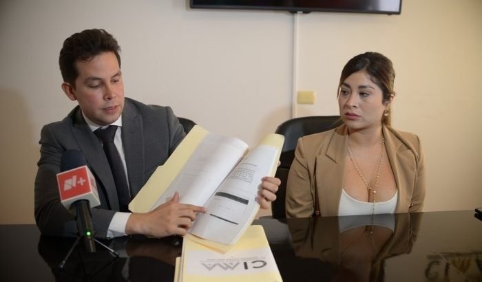 Casi muere tras una lipoescultura; denuncia al doctor que la operó