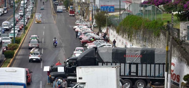 Transportistas bloquean el bulevar Xalapa-Banderilla