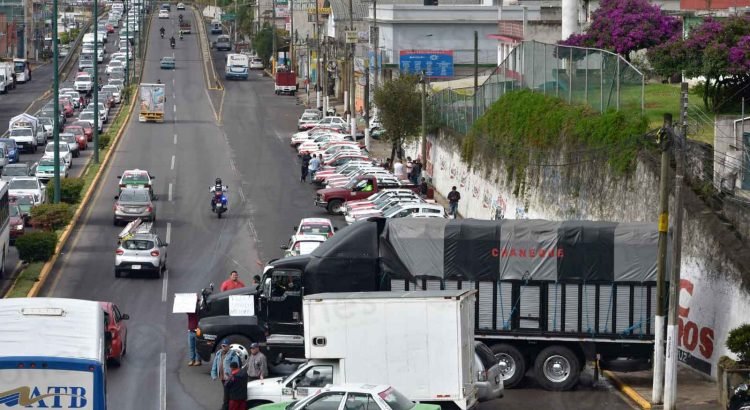Transportistas bloquean el bulevar Xalapa-Banderilla