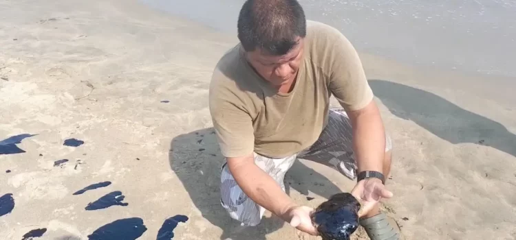 Playas en el municipio de Agua Dulce están contaminadas con residuos de crudo