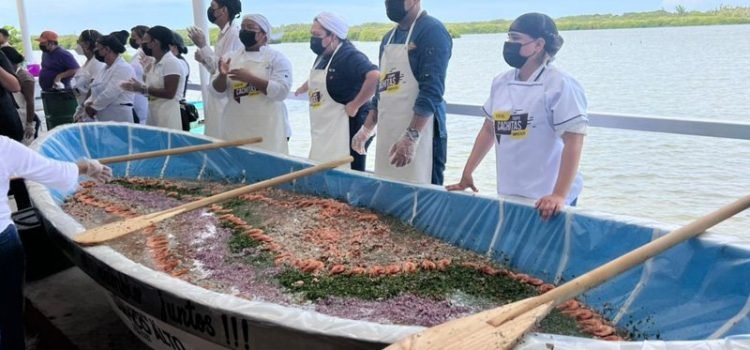 Veracruzanos prepararon la campechana más grande del mundo