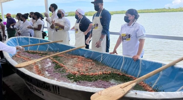 Veracruzanos prepararon la campechana más grande del mundo