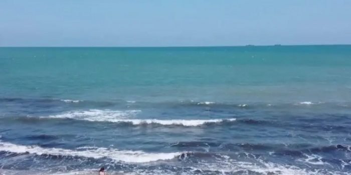 Retiran hidrocarburo de la playa de Chaparrales; Pemex no ha acudido a la zona