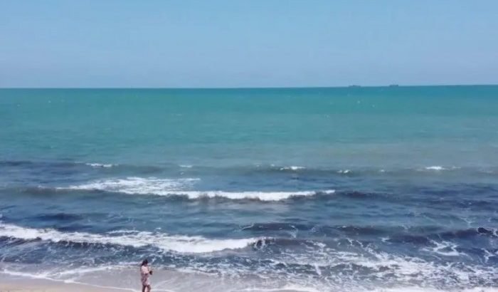 Retiran hidrocarburo de la playa de Chaparrales; Pemex no ha acudido a la zona