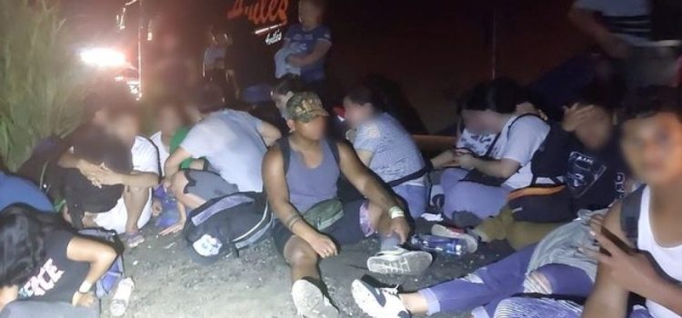 Se vuelca camioneta con 27 migrantes en carretera de Veracruz