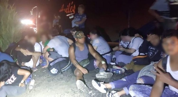 Se vuelca camioneta con 27 migrantes en carretera de Veracruz