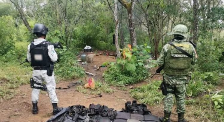GN y Ejército Mexicano desmantelan campamento con material bélico en Veracruz