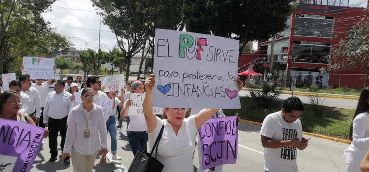 Marchan en Xalapa para pedir que no se eliminen fideicomisos del poder judicial