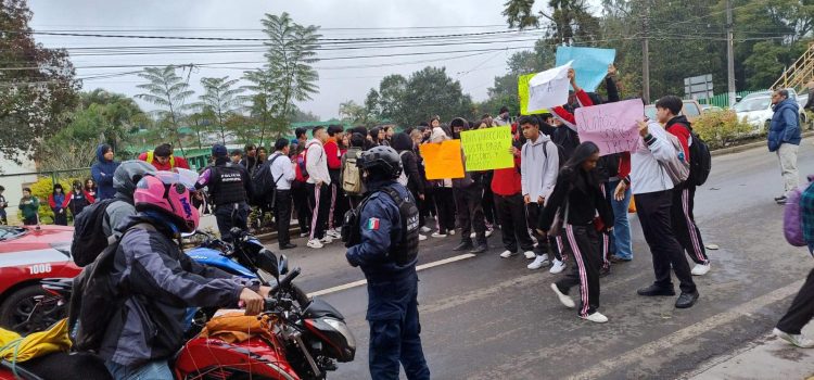 Manifestantes cierran la carretera Xalapa-Coatepec