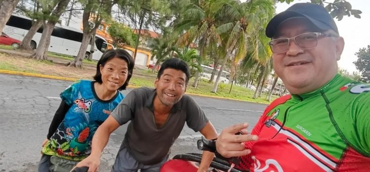 Ciclistas japoneses pasan por Veracruz en su travesía de Alaska a la Patagonia