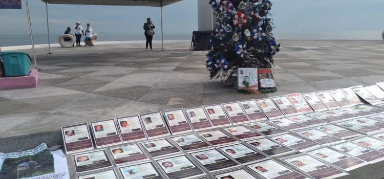 Colocan árbol de la ausencia por los desaparecidos en Veracruz