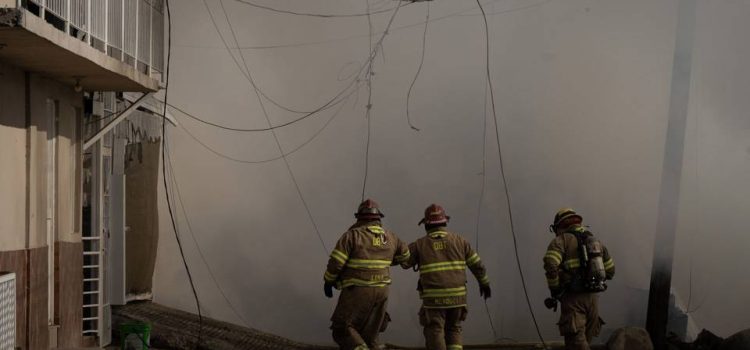 Alarma por incendio cerca de un corralón en Xalapa