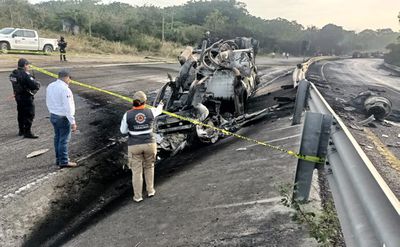 Chocan dos pipas cargadas de combustible al norte de Veracruz; muere una persona